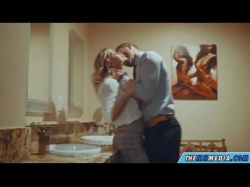 ❤️ Kiam belplena blondulo delogas vin en publika necesejo Anala porno ĉe eo.porncomixone.ru ❌